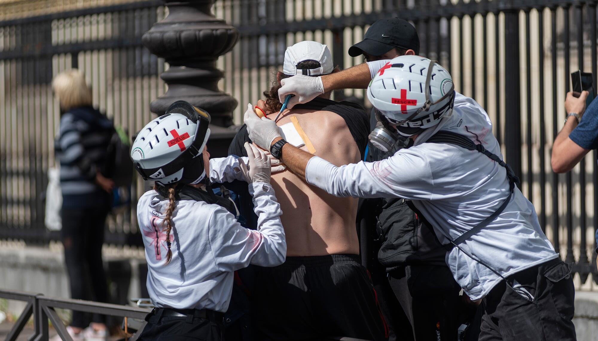 La policía francesa convierte una manifestación en defensa de la sanidad en una batalla campal - 11