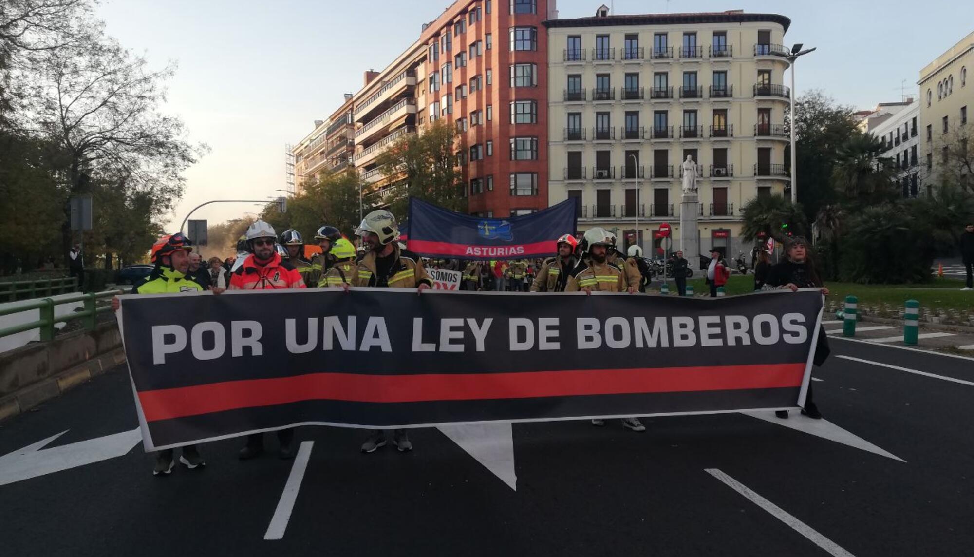 Movilización de bomberos para exigir una ley marco que regule la coordinación entre servicios de urgencia y bomberos de todo el Estado.