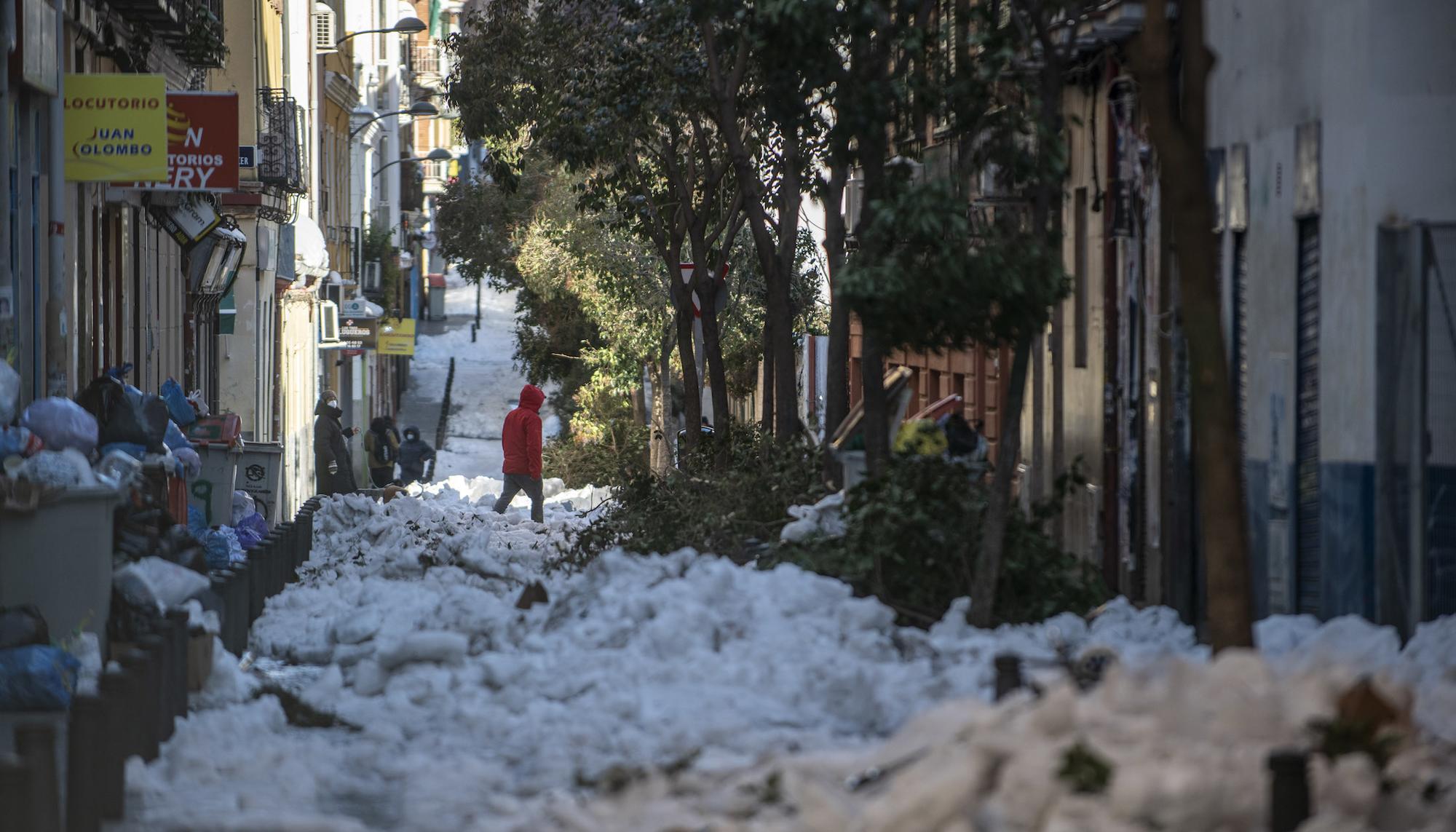 Nieve y basura en el barrio de Tetuán - 5
