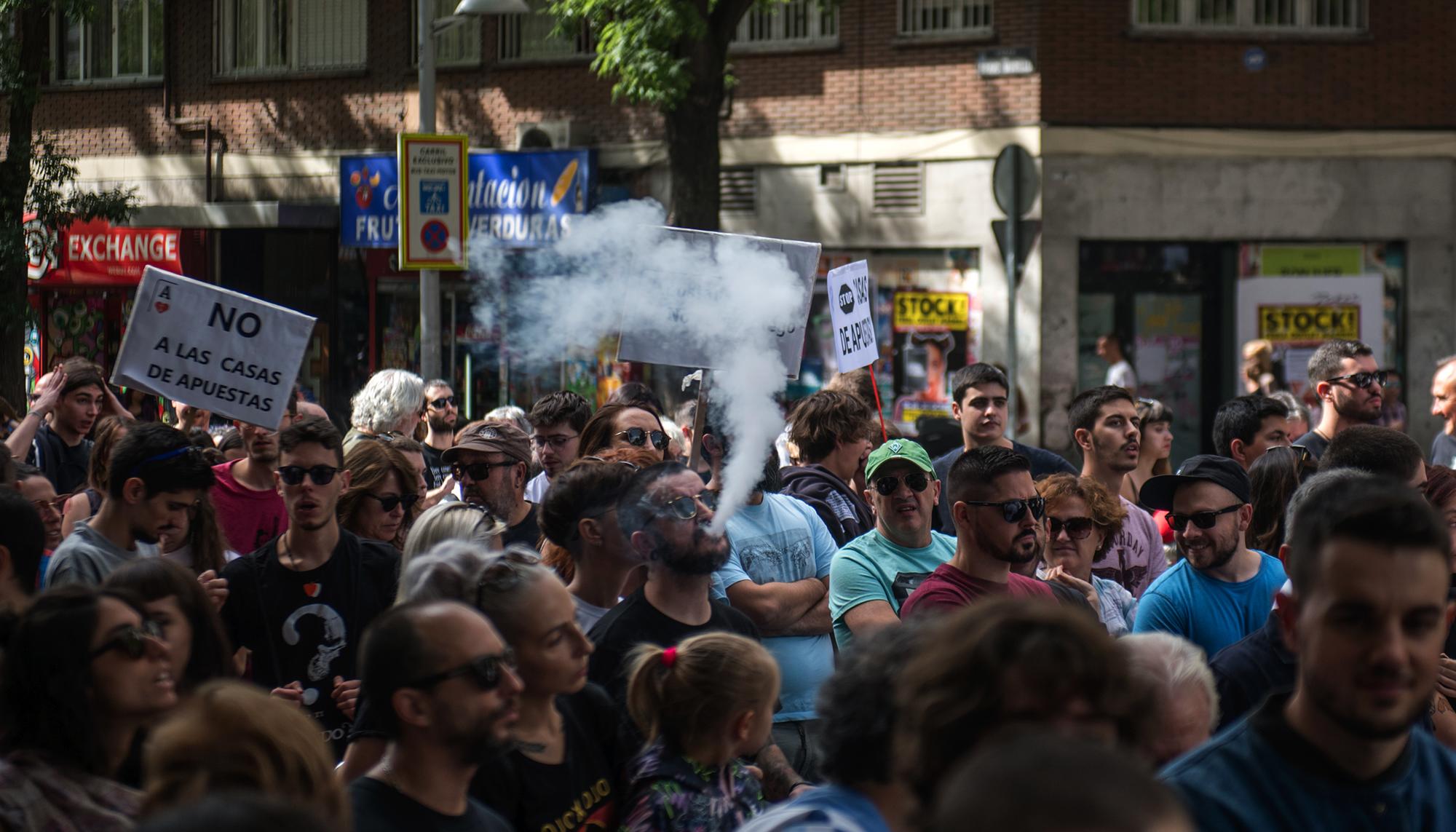 Manifestación contra las casa de apuestas en el barrio de Teután, Madrid.