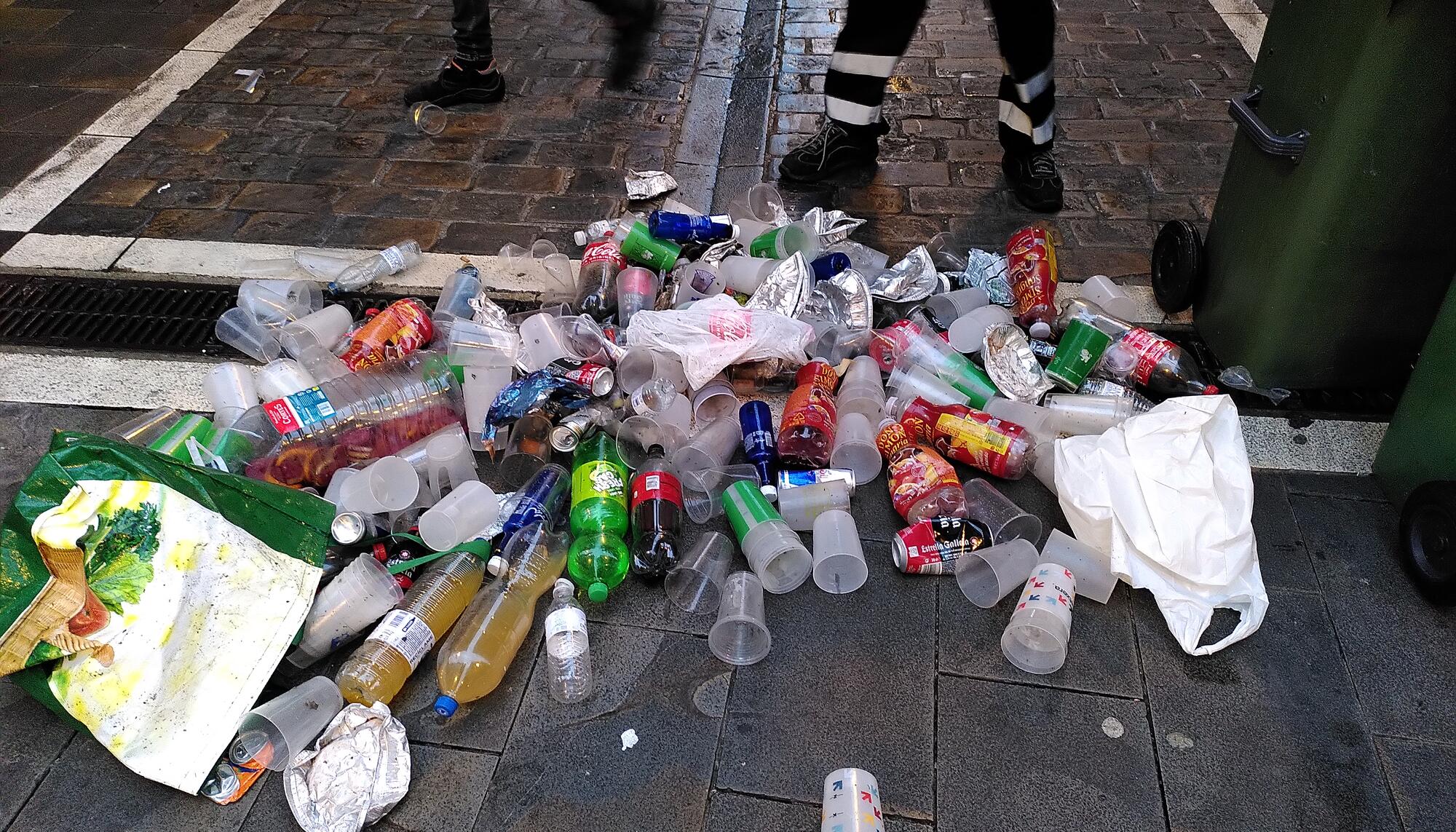 Vasos de plástico tras las fiestas