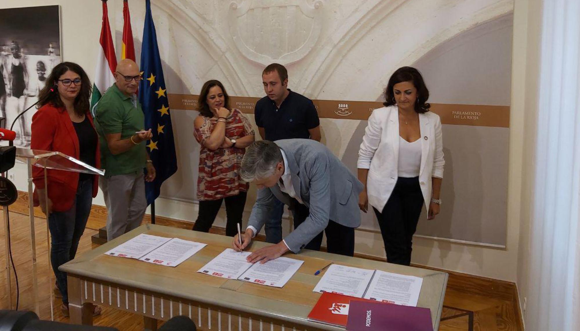 Concha Andreu, firma del acuerdo de gobierno en La Rioja