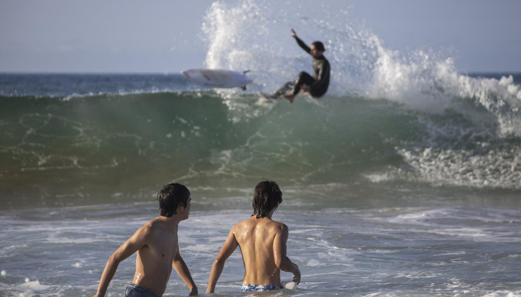 Jóvenes playa Asturias 1 surf