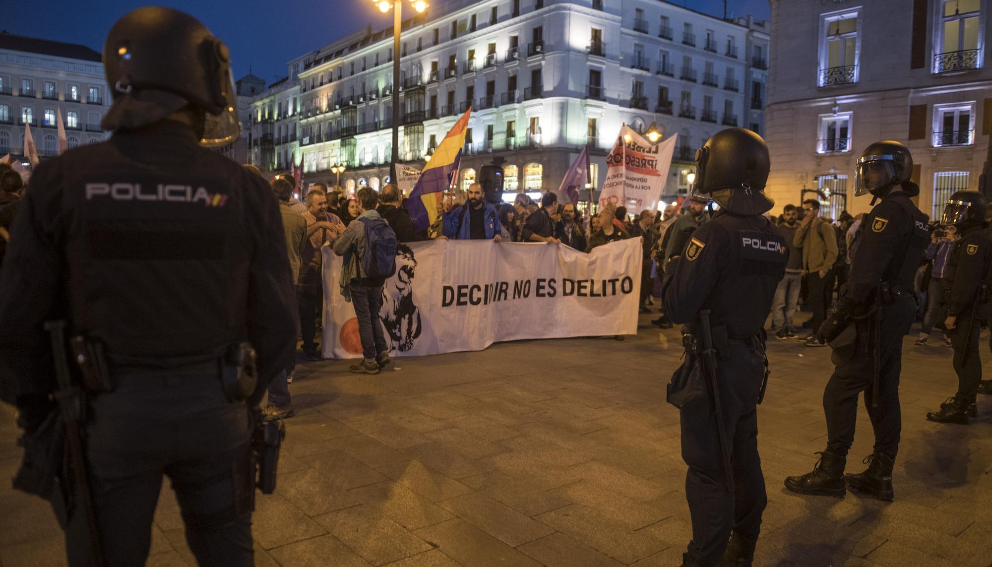 Concentración en la Puerta del Sol de Madrid en apoyo al pueblo catalán - 9