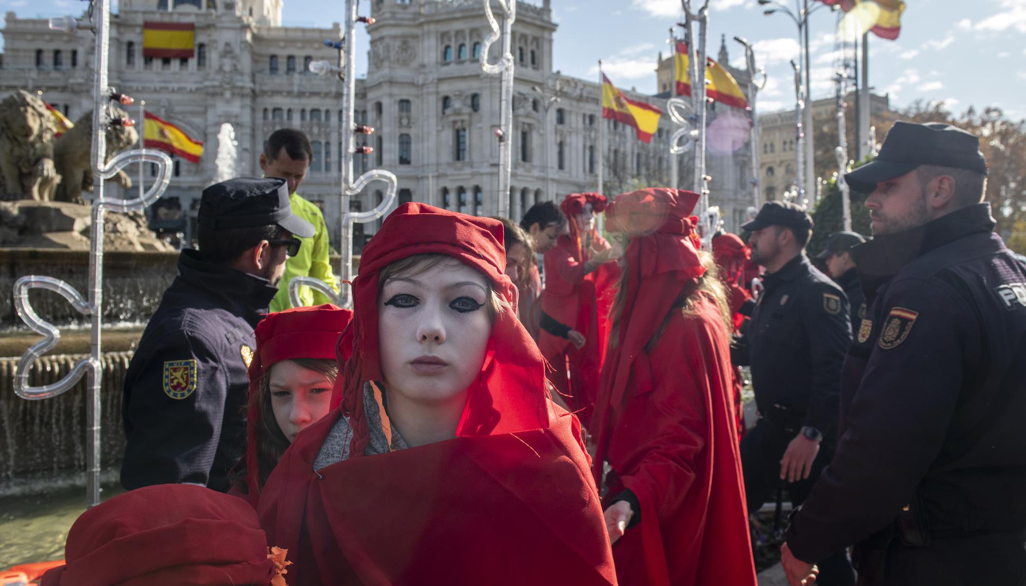 Activistas de Extinction Rebellion identificados por la policía tras realizar una acción de protesta en Madrid frente al Ayuntamiento - 4