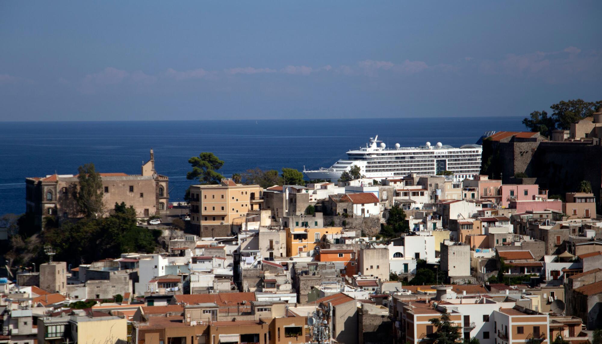 Un crucero llega a la isla de Lipari.