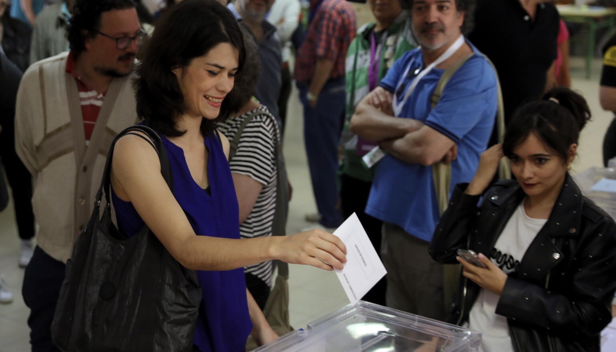 Isabel Serra votando