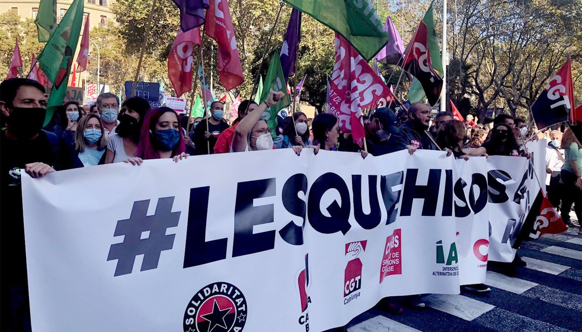 Miles de trabajadores de la función público protestaron en Barcelona el 30 de noviembre contra el abuso de la temporalidad y la propuesta del Gobierno. Foto: Guillem M. (Directa) 