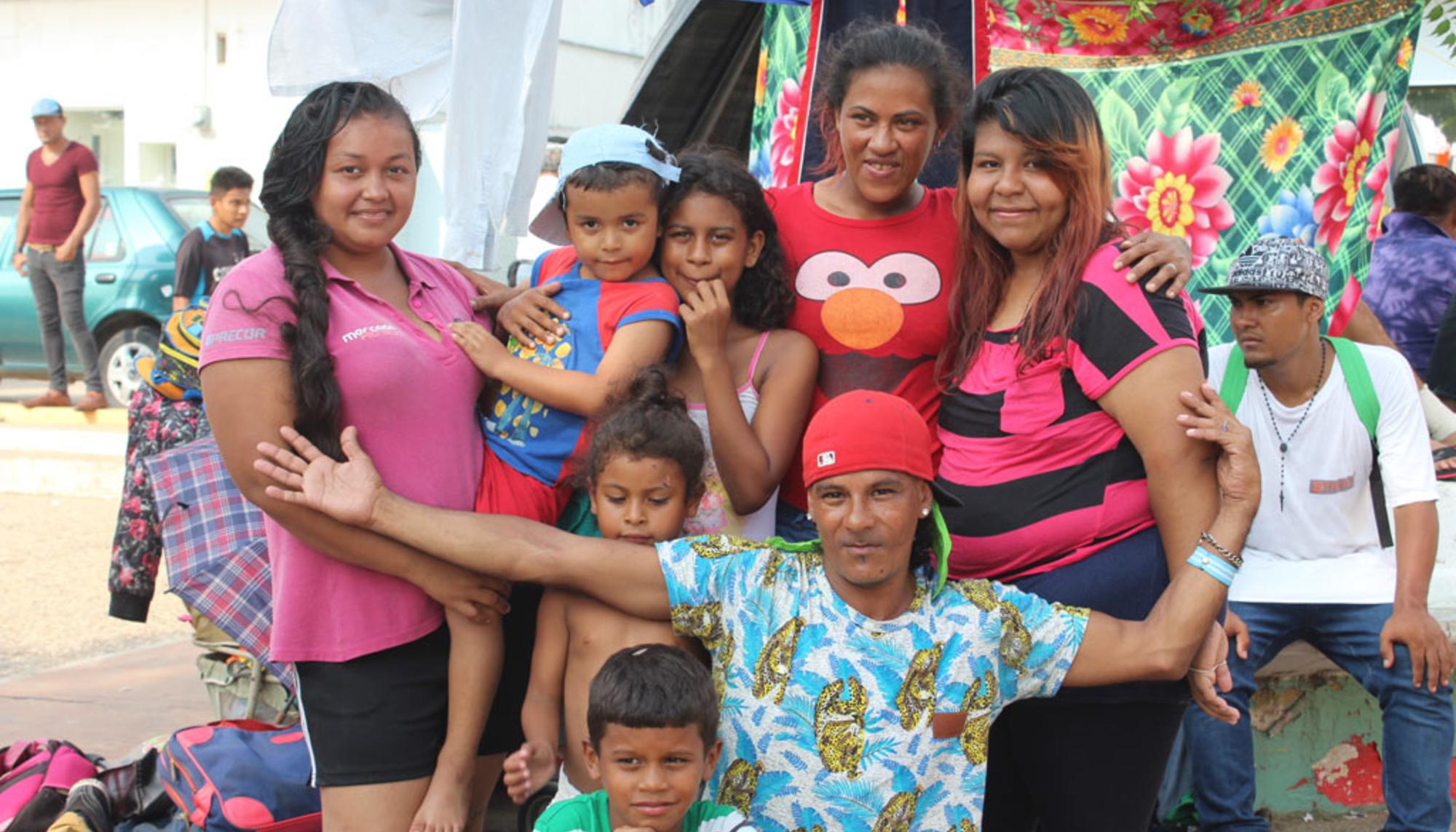 Familia hondureña en tránsito con la #CaravanaMigrante en Chiapas.