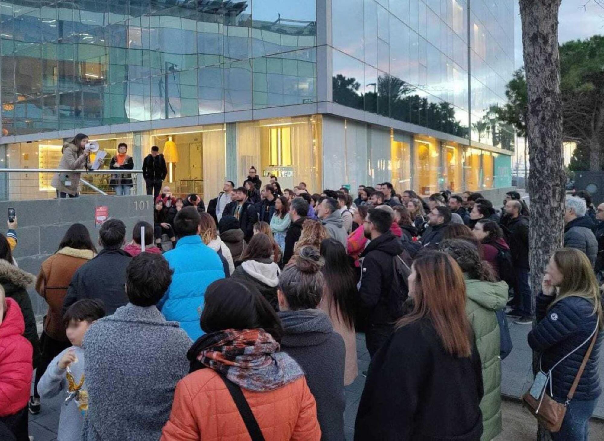 Personas trabajadoras de Holaluz en una concentración contra el ERE de 2023.