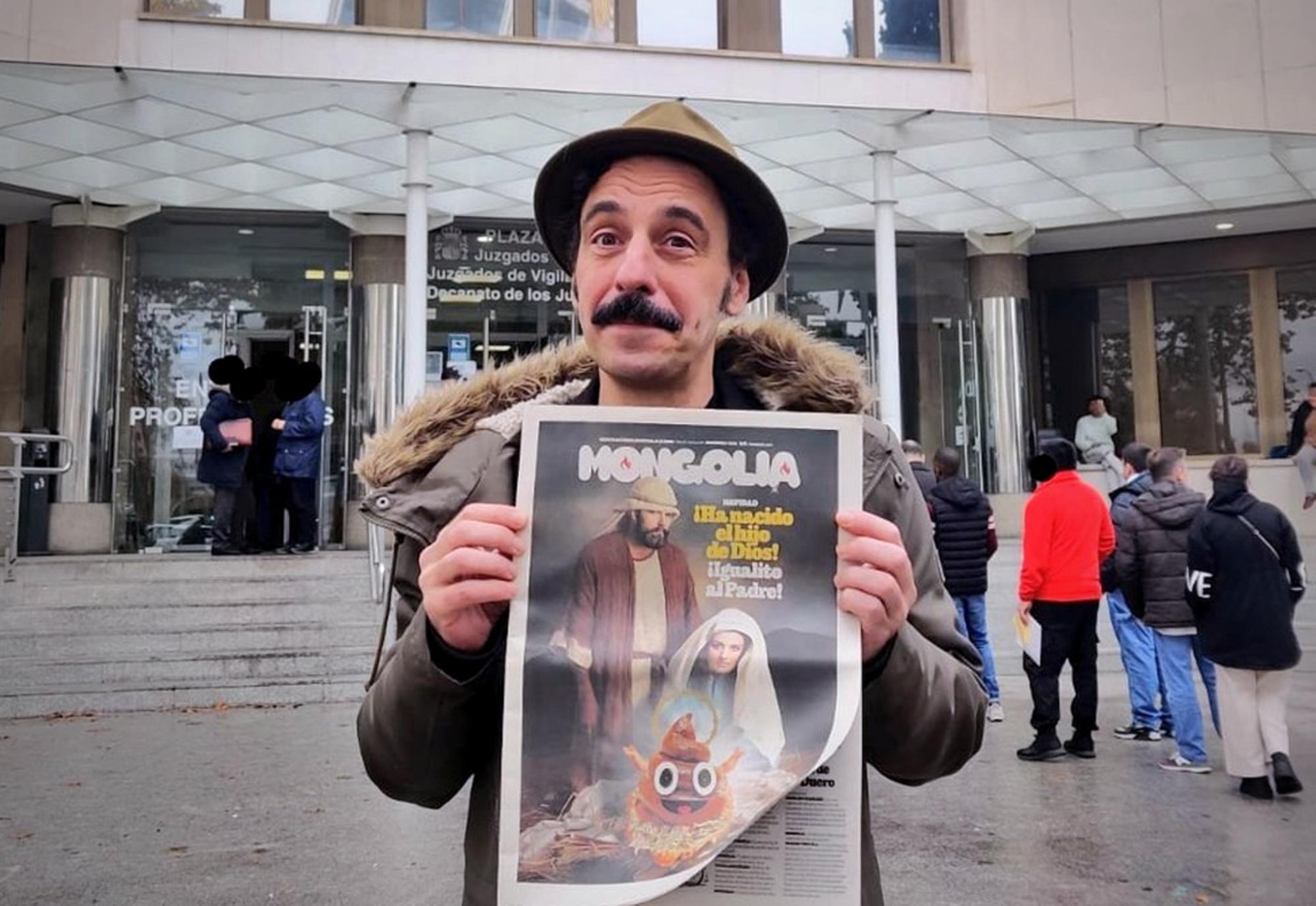 Darío Adanti en la entrada del juzgado este 13 de noviembre con la portada de ‘Mongolia’ de diciembre de 2022.
