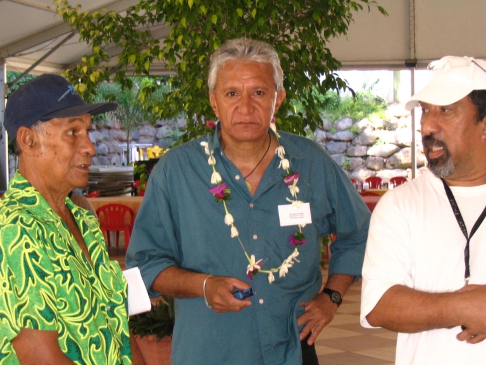 Roland Oldham (centro) con las víctimas de las pruebas atómicas de Tahití.