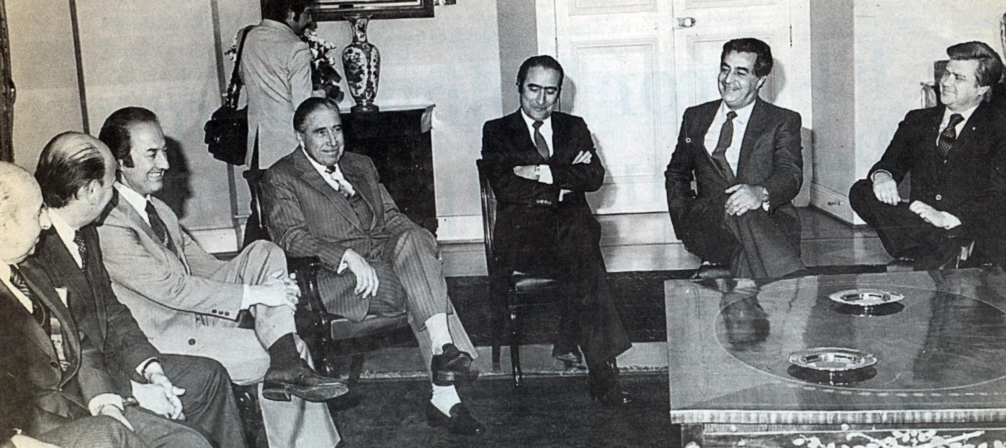 Pinochet rodeado de los llamados Chicago Boys y gestores de los principales grupos económicos presentes en Chile.