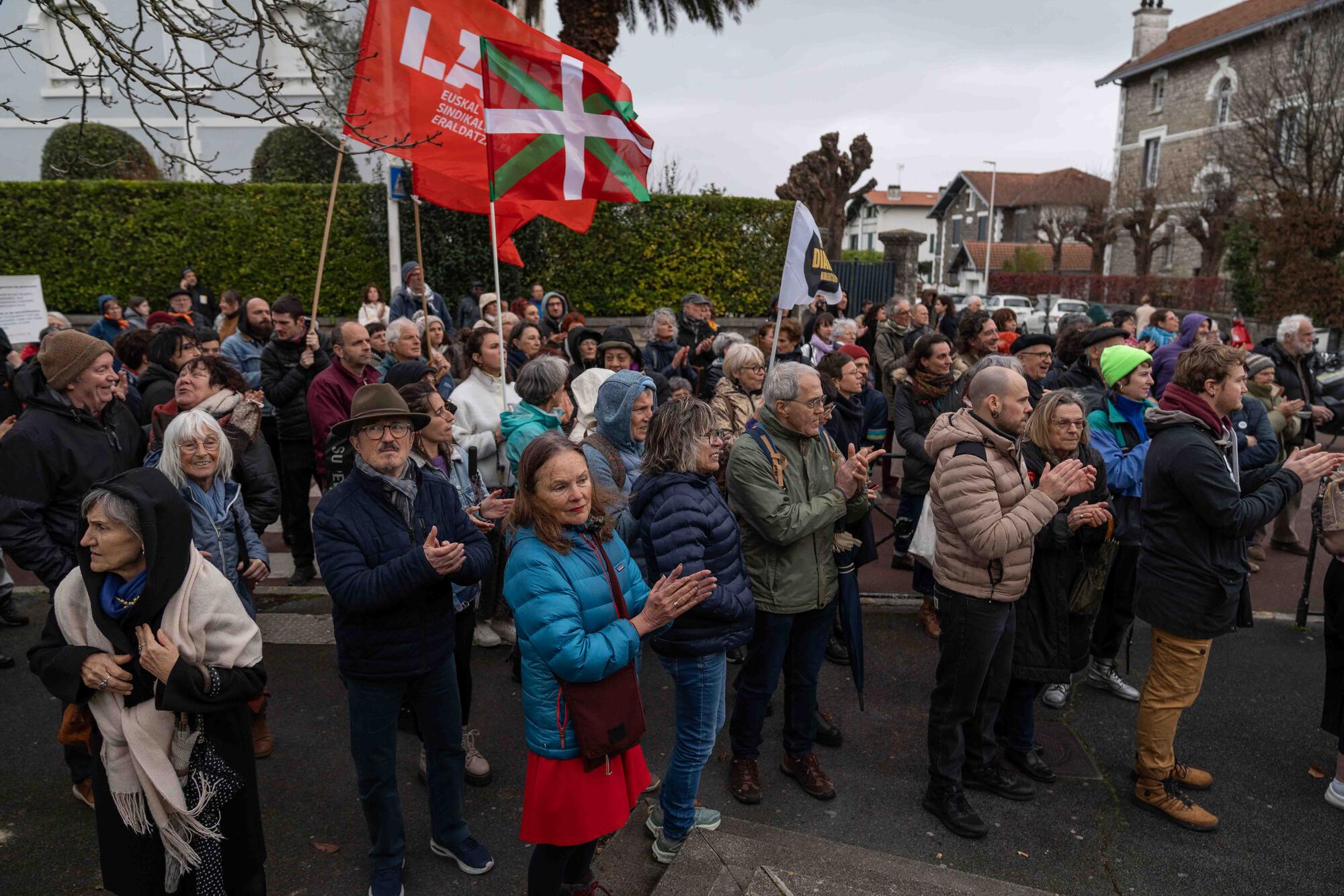 Decenas de personas han acudido a las puertas de los juzgados de Baiona a apoyar a los encausados de la Korrika