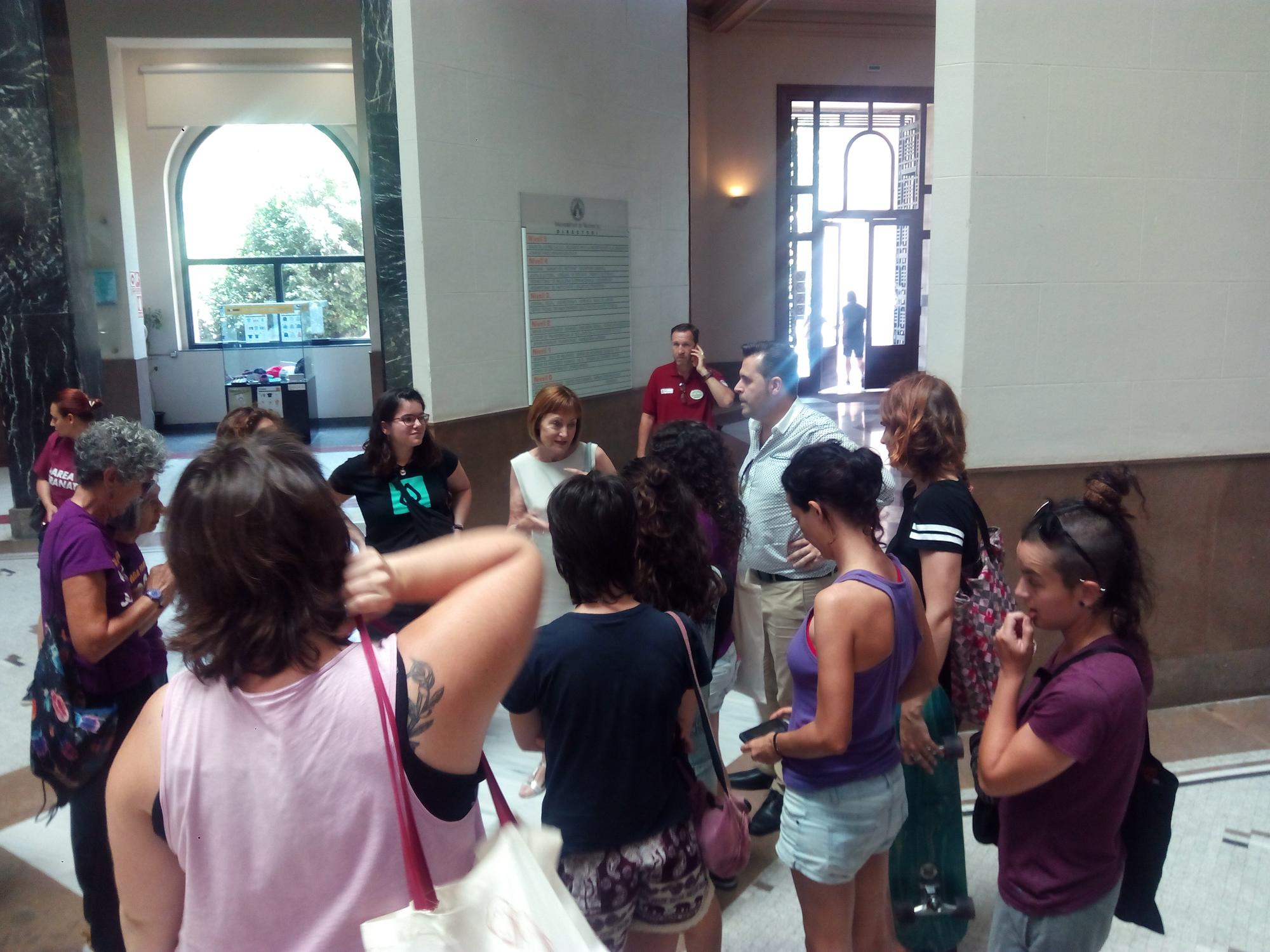 Feministes de València parlant en la rectora Mavi Mestre.