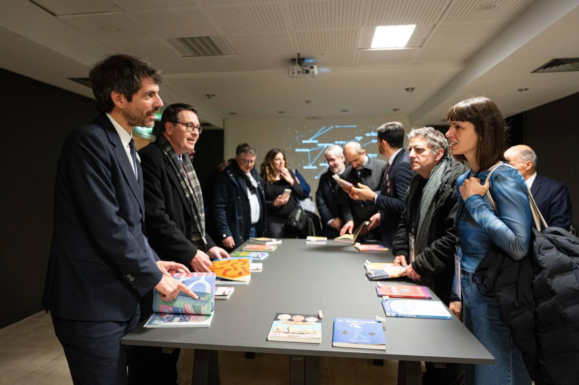 El ministro de Cultura, Ernest Urtasun, en la exposición ‘Constelación gráfica’ en el Museo de Angulema