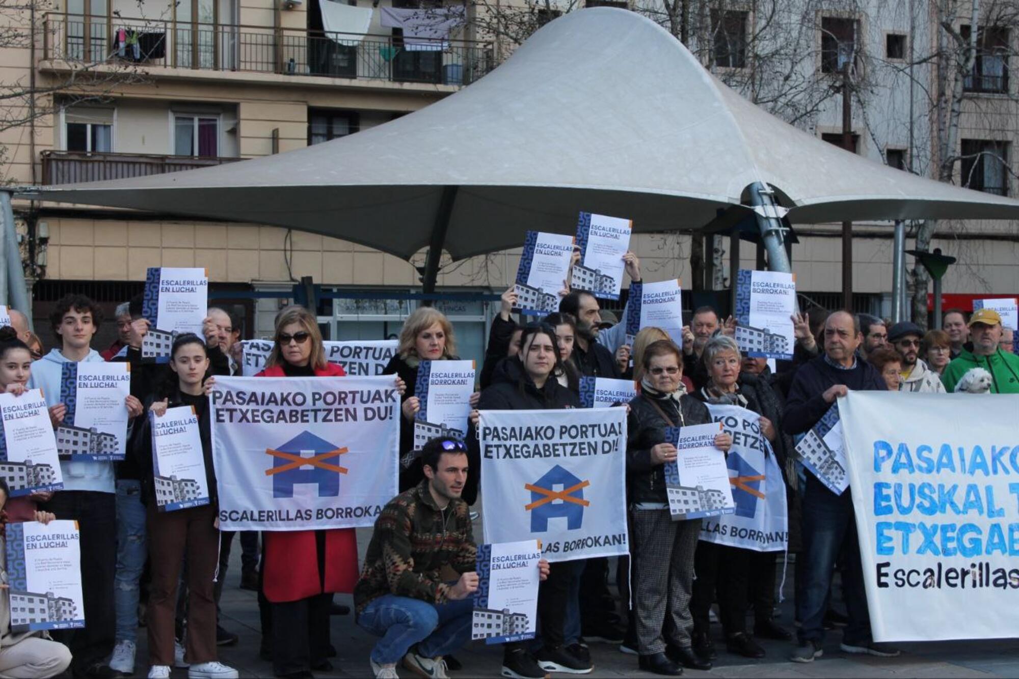 Vecindario contra el desahucio en el edificio de Escalerillas, Pasaia | Etxebizitza Sindikatua