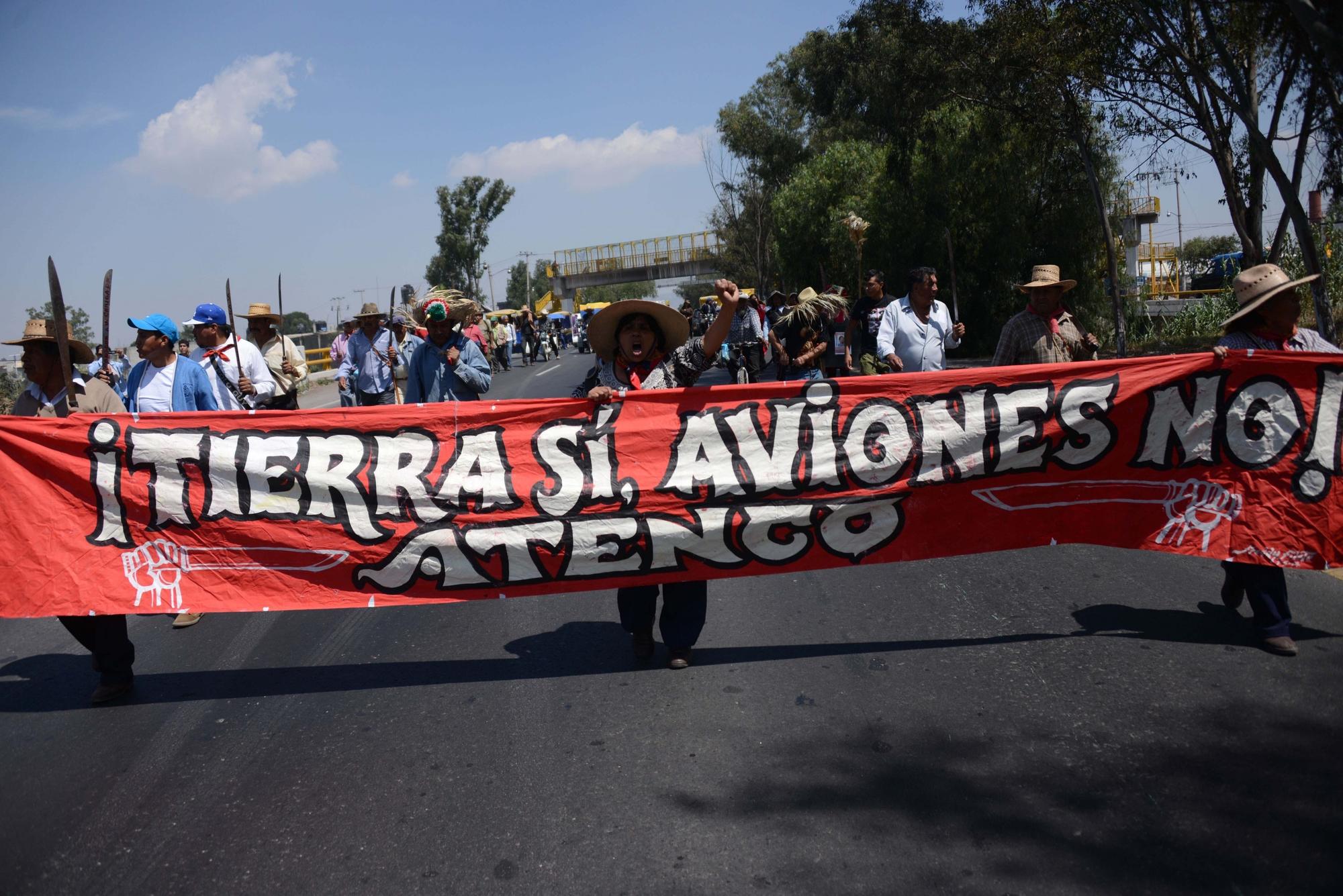 Protesta de campesinos en Atenco contra la construcción del aeropuerto
