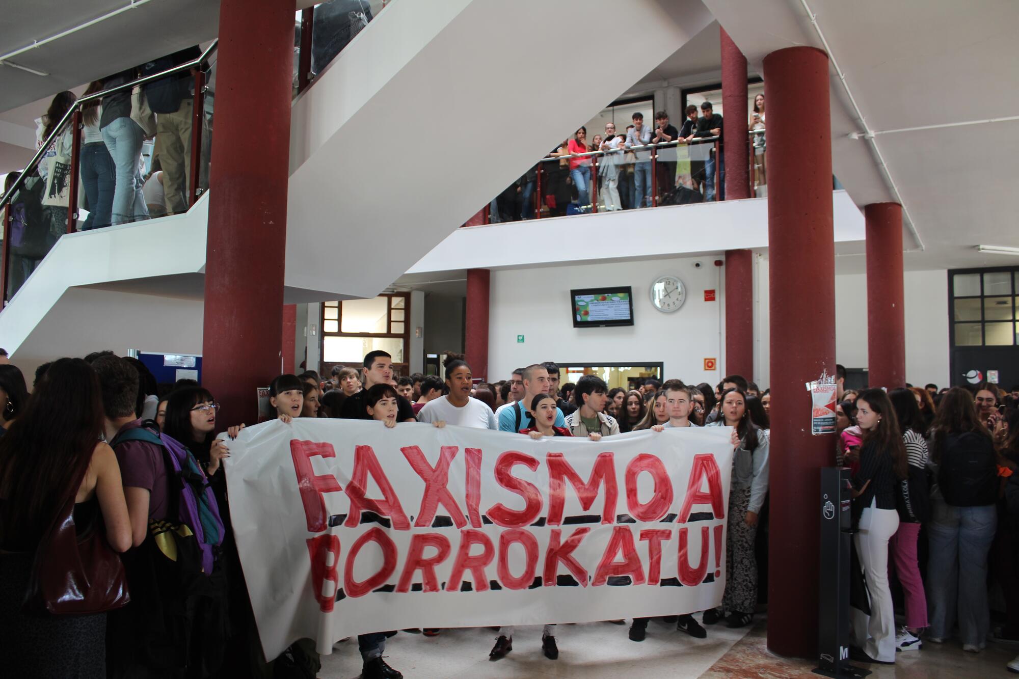 Protesta contra la contratación de un profesor "fascista" en la UPV/EHU. Fuente: Leioatik!