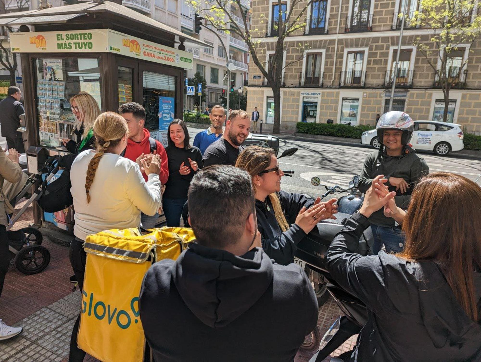 Concentración de riders en la sede de Glovo 1