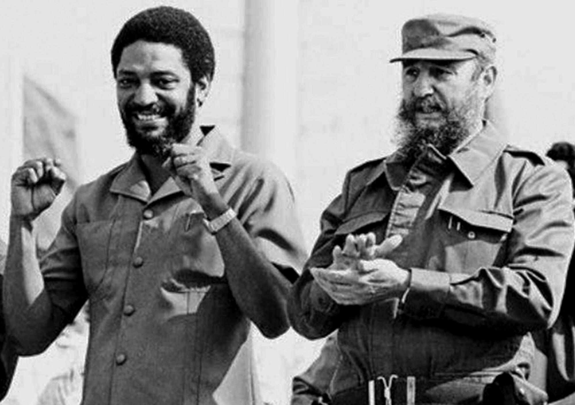 Maurice Bishop, líder de revolución en Granada, con Fidel Castro el 1 de Mayo de 1980 en Cuba.