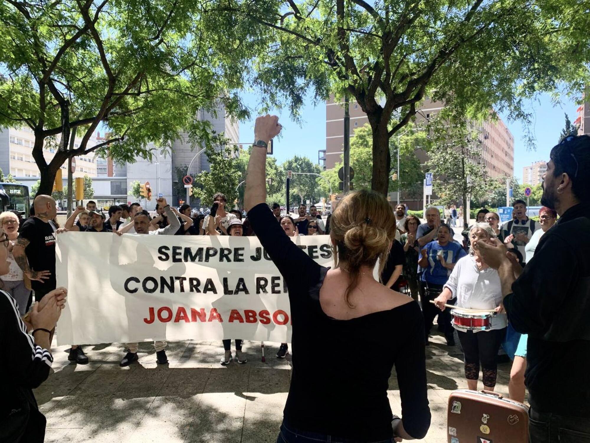 Concentración de los sindicatos de vivienda en la Ciutat de la Justicia este jueves 13 de junio. / Sindicat d’Habitatge del Casc Antic