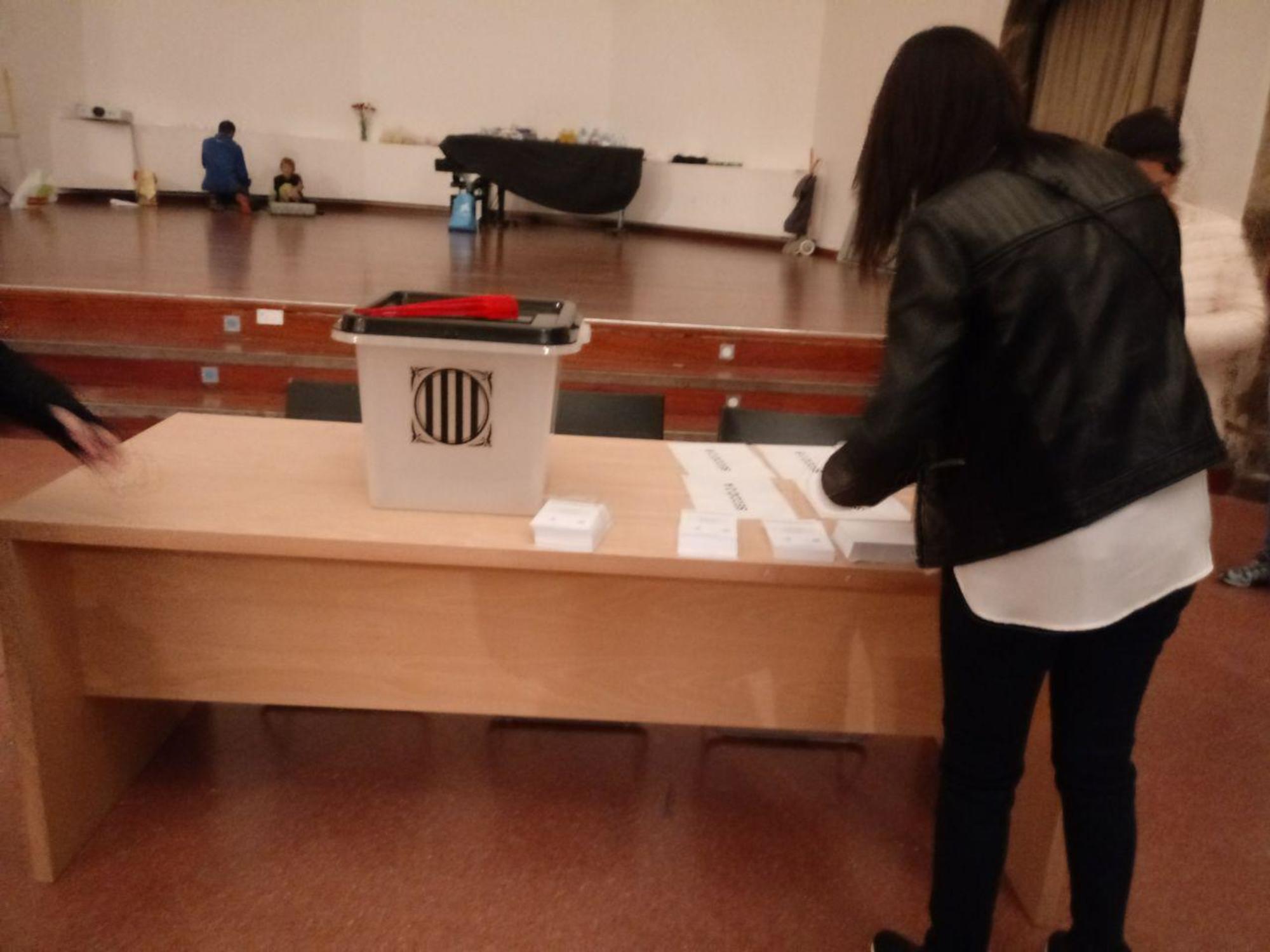 Urnas y papeletas en un colegio en la Seu d'Urgell