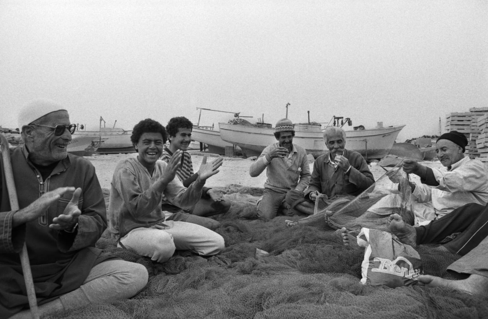 Pescadores de la franja de Gaza preparando las redes,1987.