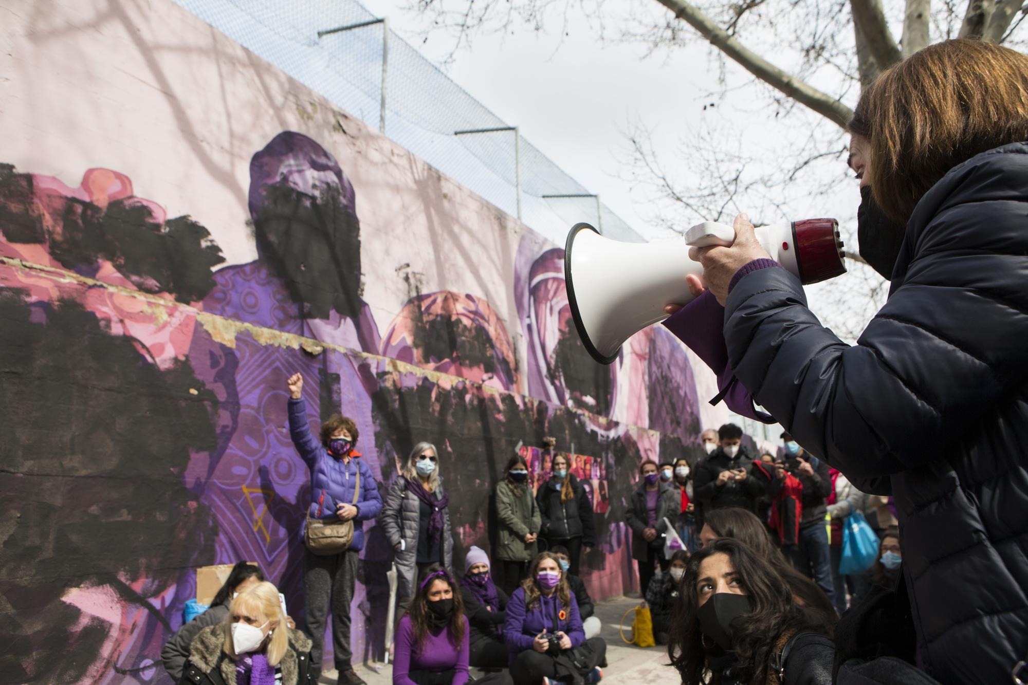 concentración frente al mural feminista vandalizado el 8M en Madrid - 7