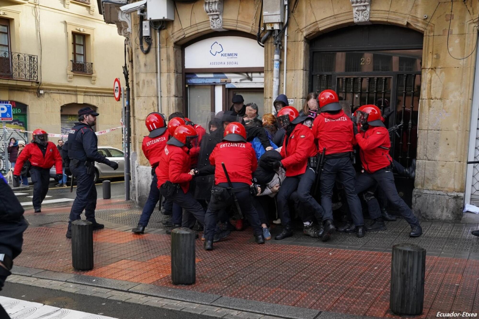 Desahucio de una familia estafada en Bilbao