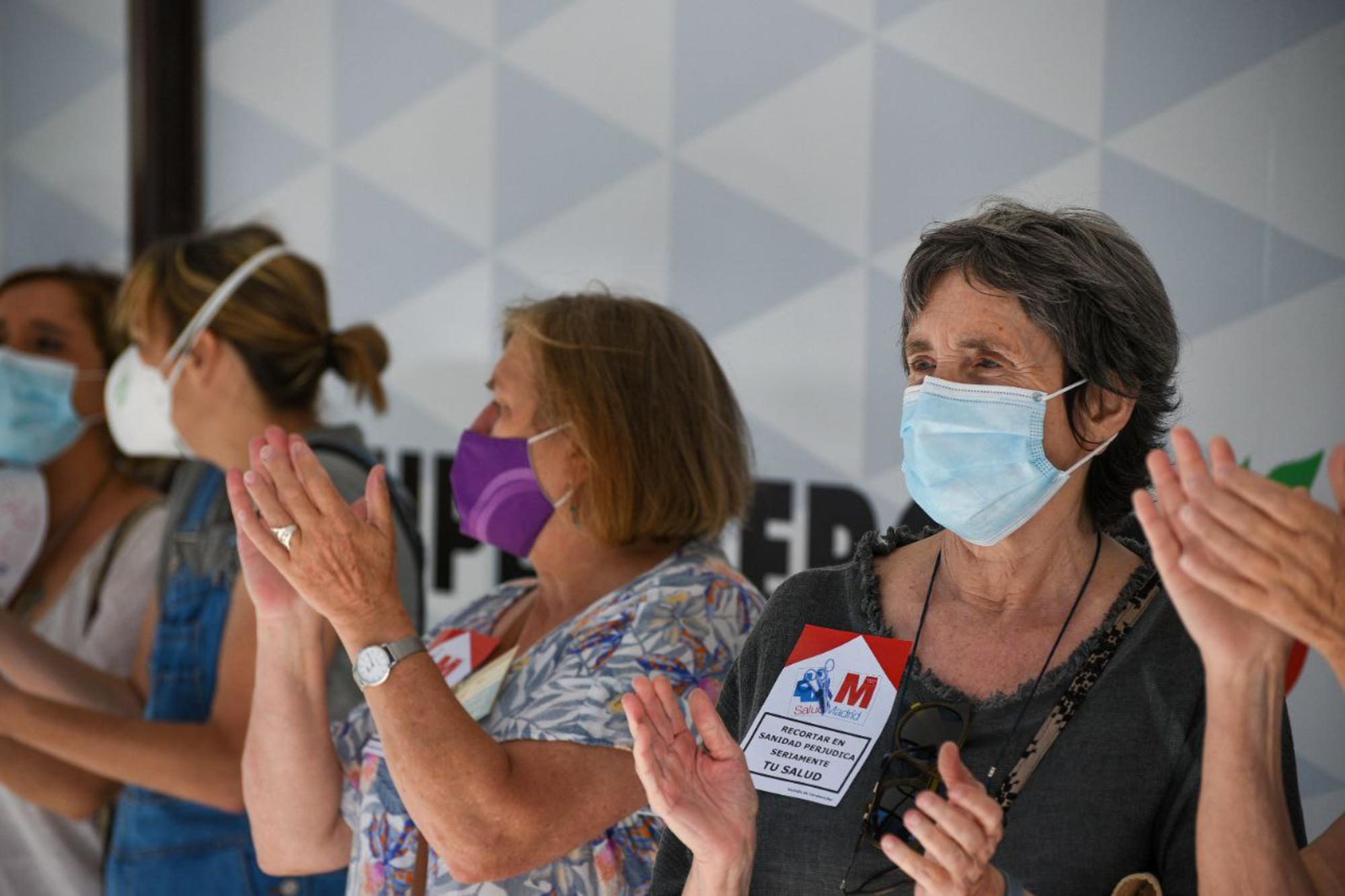 Activistas frente al centro de vacunación.