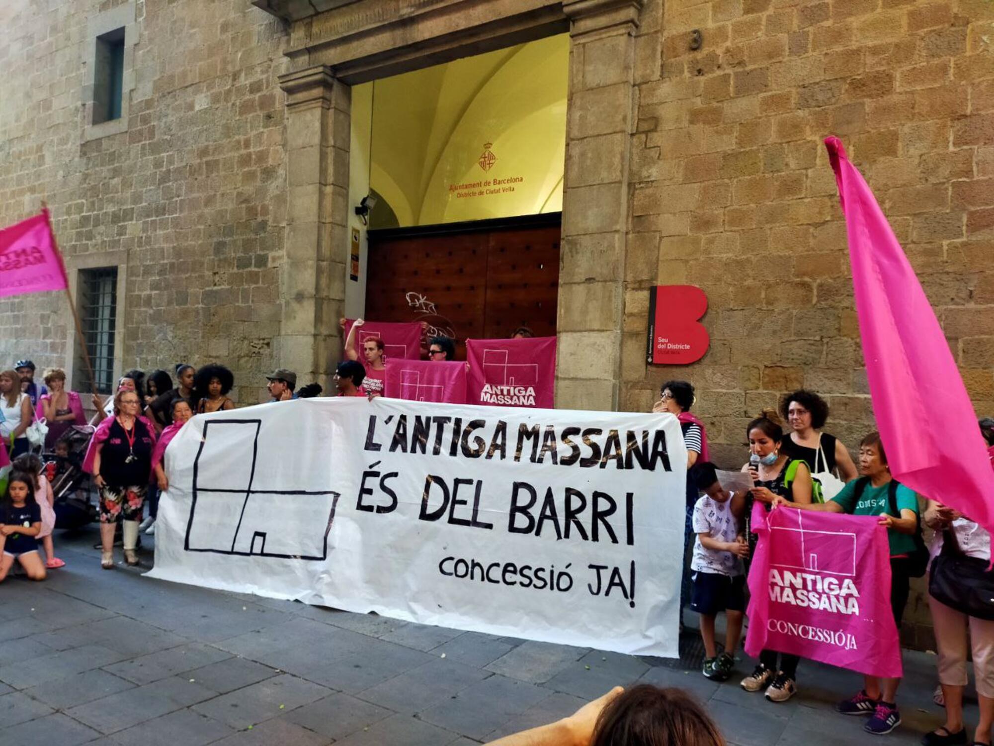 Colectivos integrantes de la Antiga Massana se manifiestan frente a la sede de distrito de Ciutat Vella