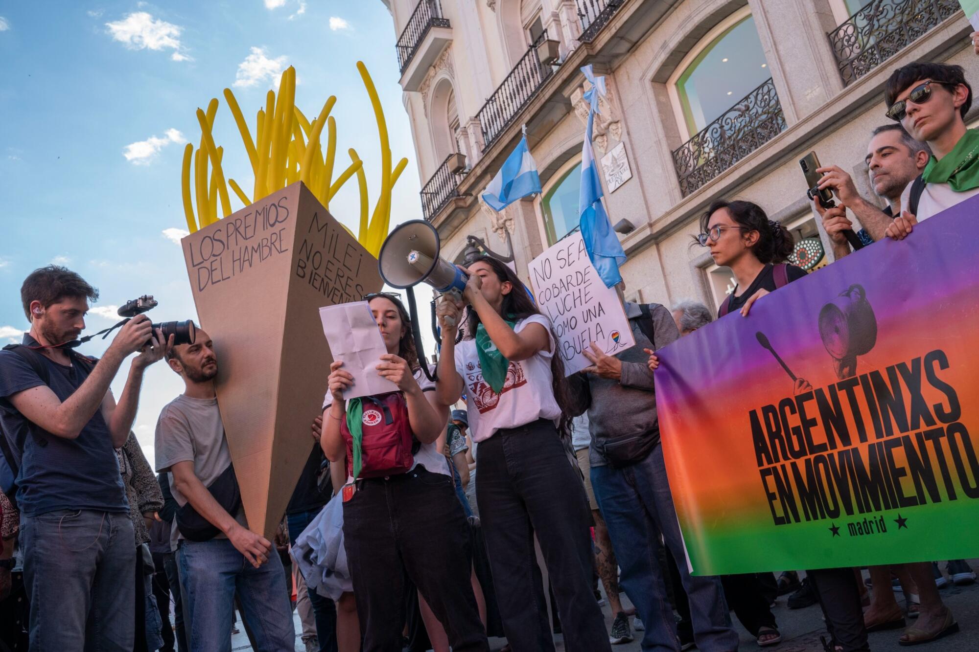 Cientos de personas convocados por Argentinxos en Movimiento se dieron cita el pasado viernes 21 de junio en la Puerta del Sol para protestar por la visita de Milei a Madrid.