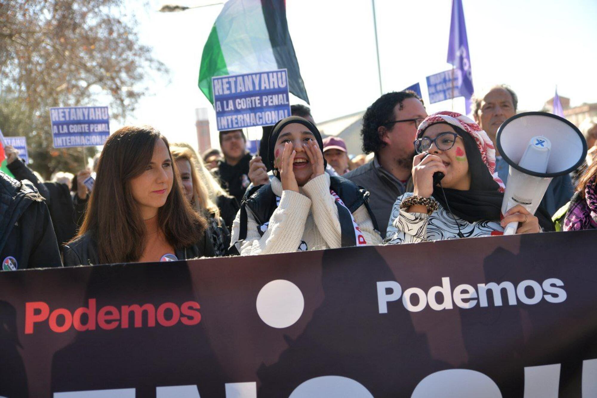 Manifestación del 17 de febrero "Libertad para Palestina" convocada por Sumar, IU, Más País, PCE y los grandes sindicatos. El PSOE apoyó la manifestación como "participante". - 14