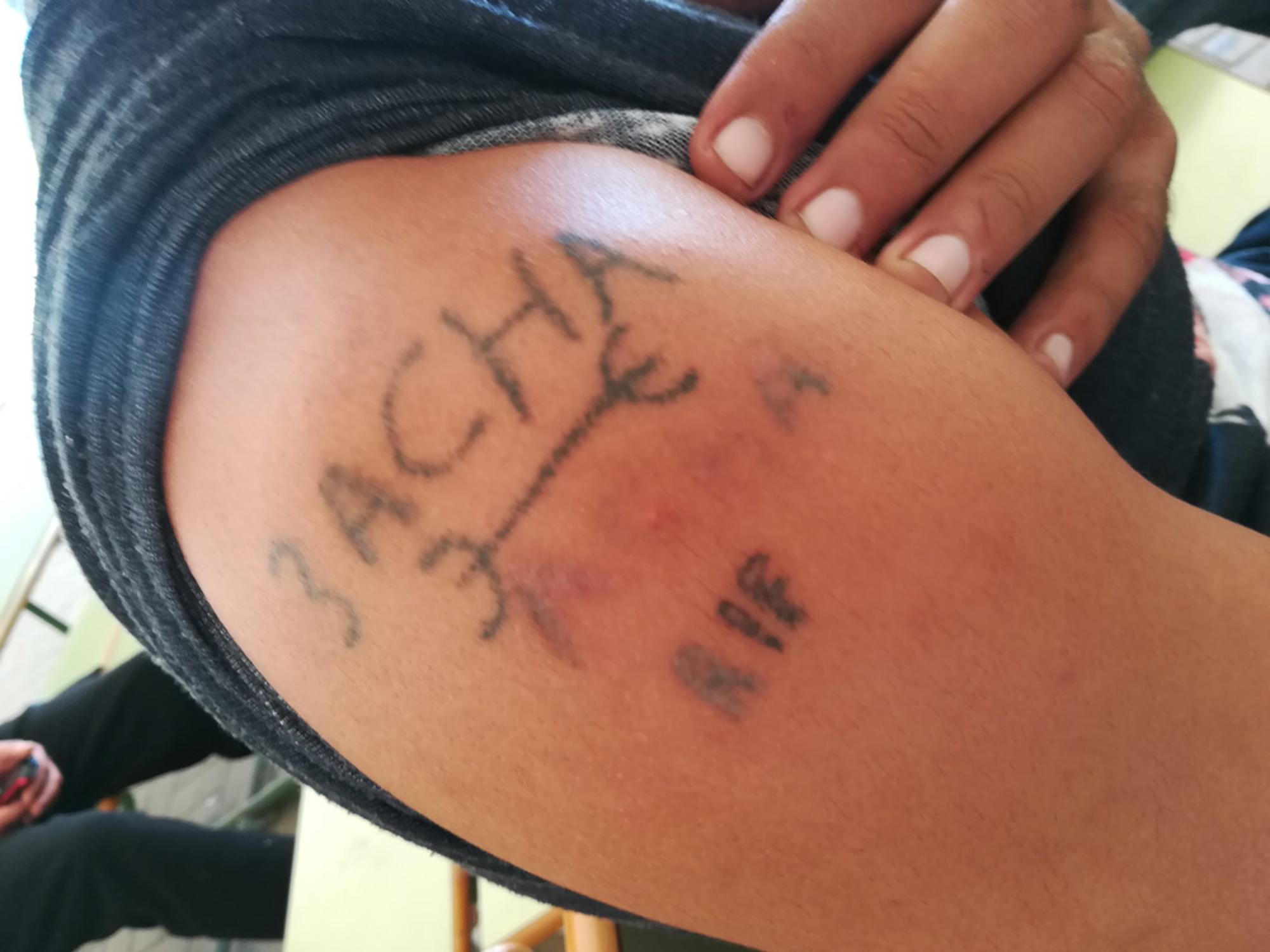 Durante su estancia en Madrid, El Annabi muestra el tatuaje que se hizo en la cárcel de Fez