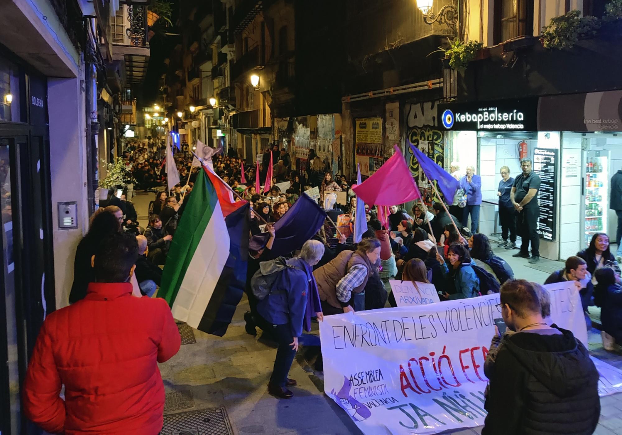 La Assemblea Feminista de València convocó una concentración en la noche del 24 de noviembre que recorrió el centro de la ciduad. - 3