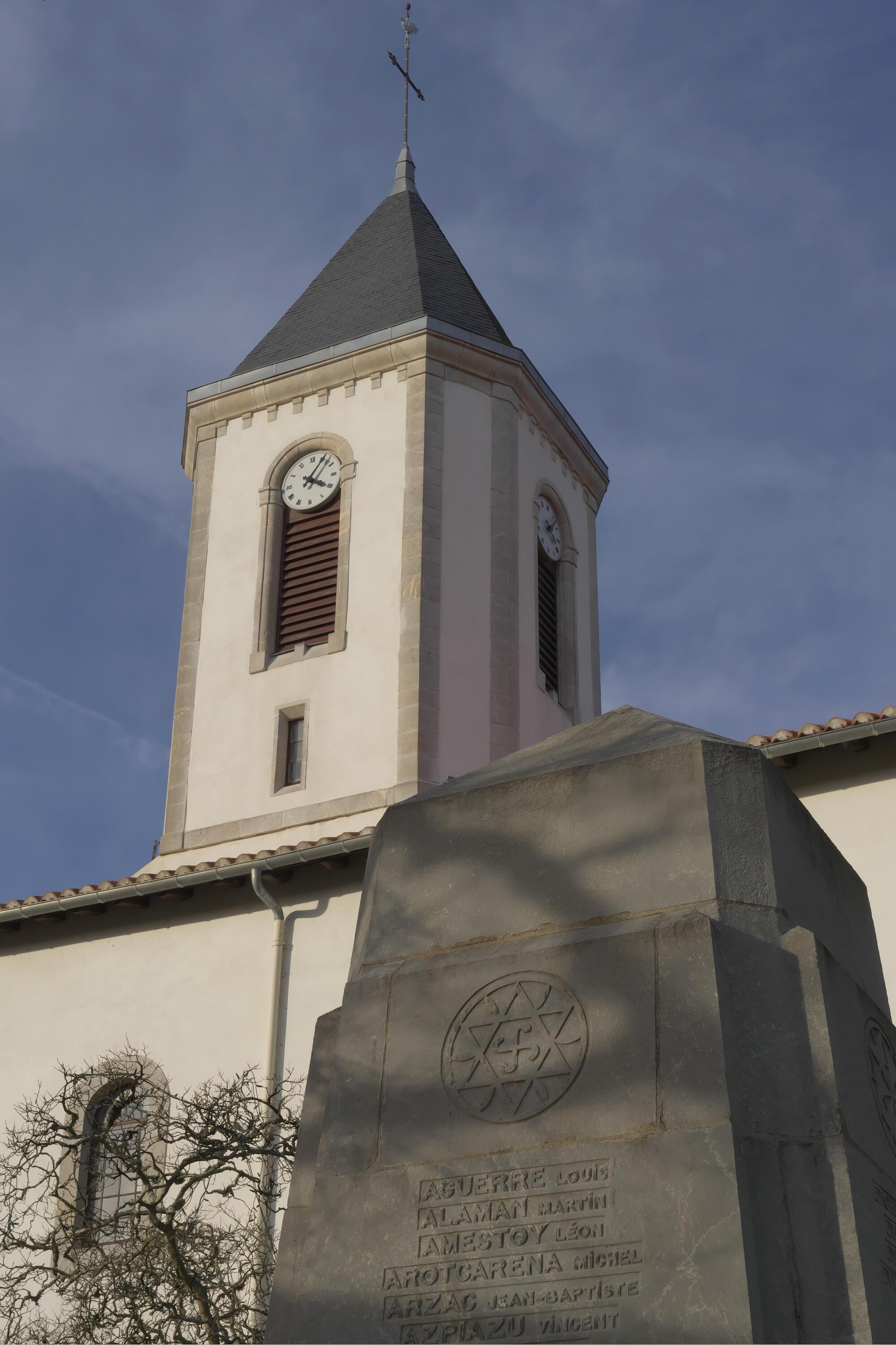 Una estrella de David circunscribe un lauburu en un monolito en homenaje a los héroes de la resistencia contra los nazis, Kanbo