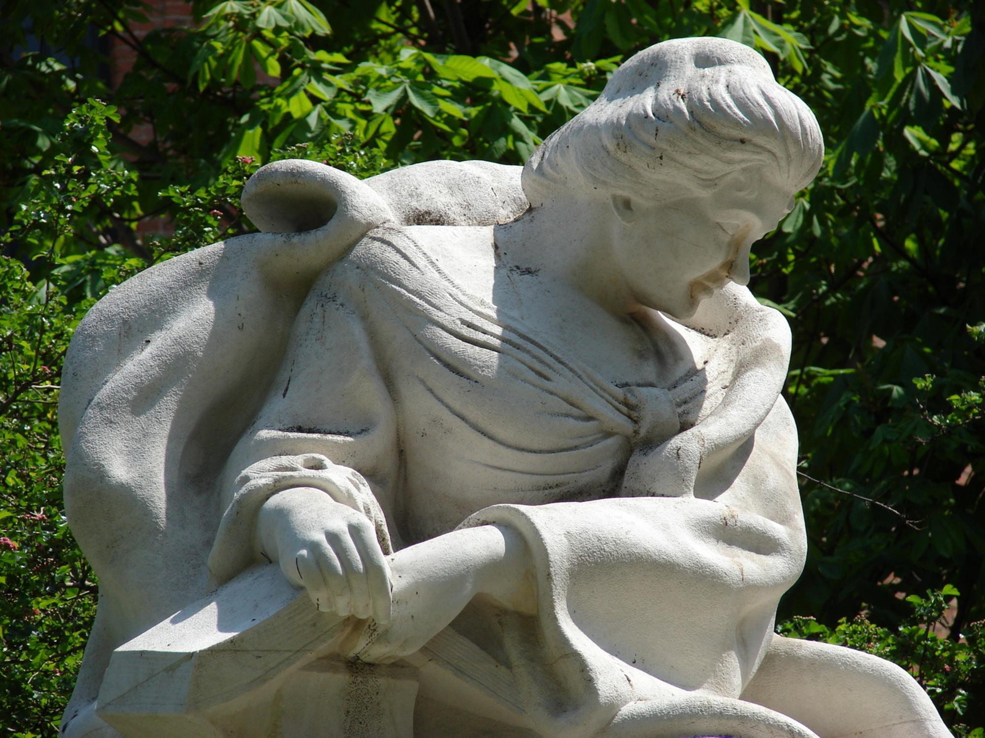 Detalle de la estatua de Emilia Pardo Bazán