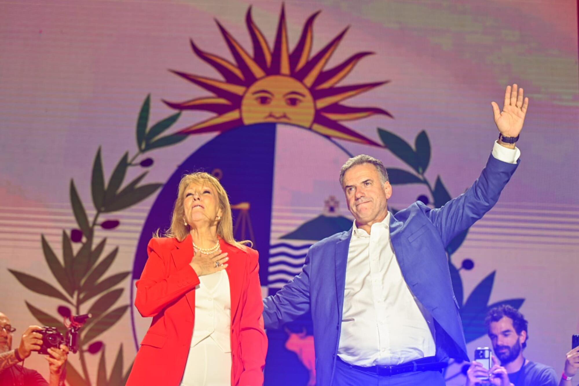 Yamandú Orsi y Carolina Cosse, elegidos presidente y vicepresidente de Uruguay este 24 de noviembre.