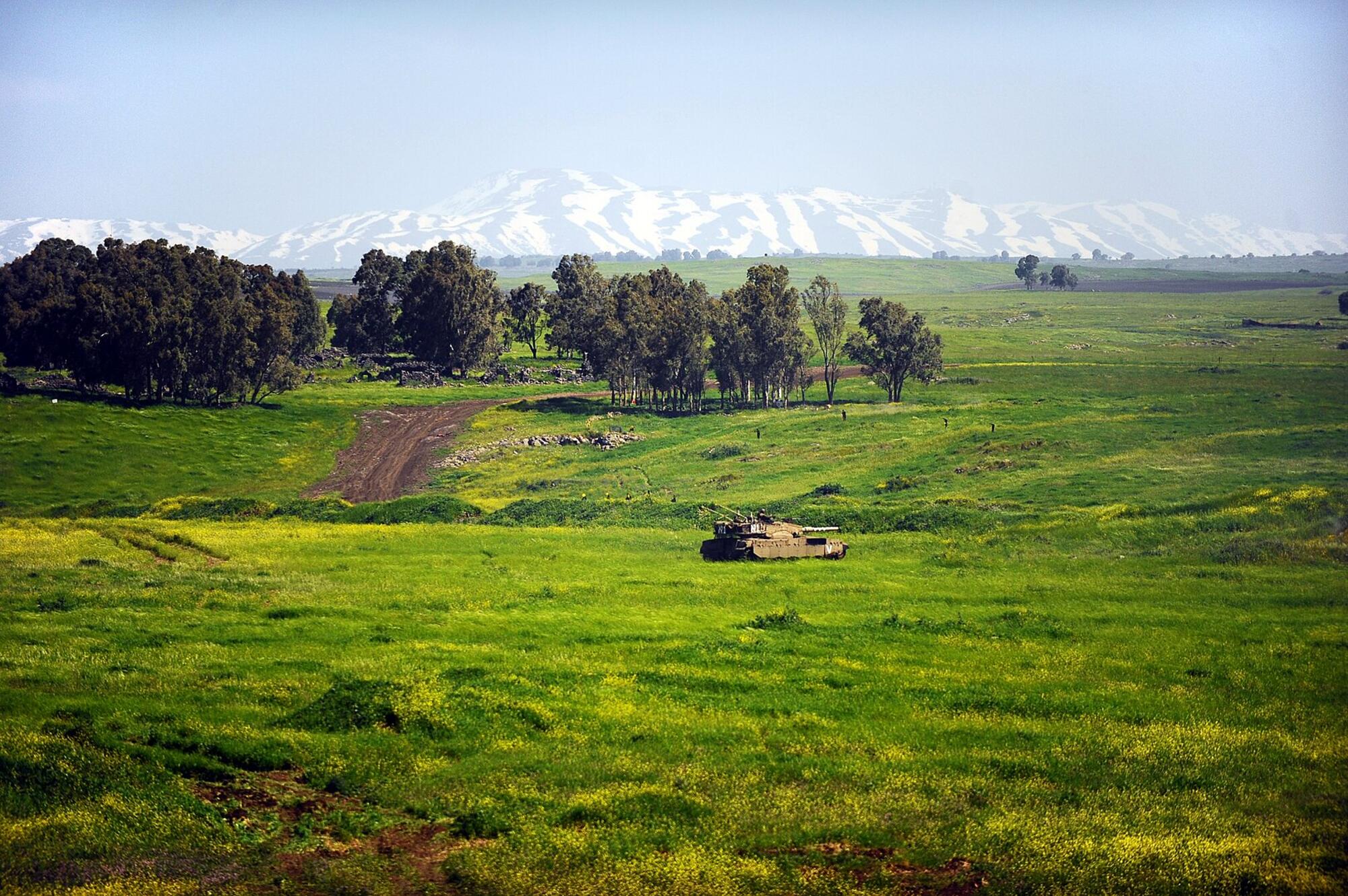 Tanque israelí en los Altos de Golán y, en segundo plano, el monte Hermón.