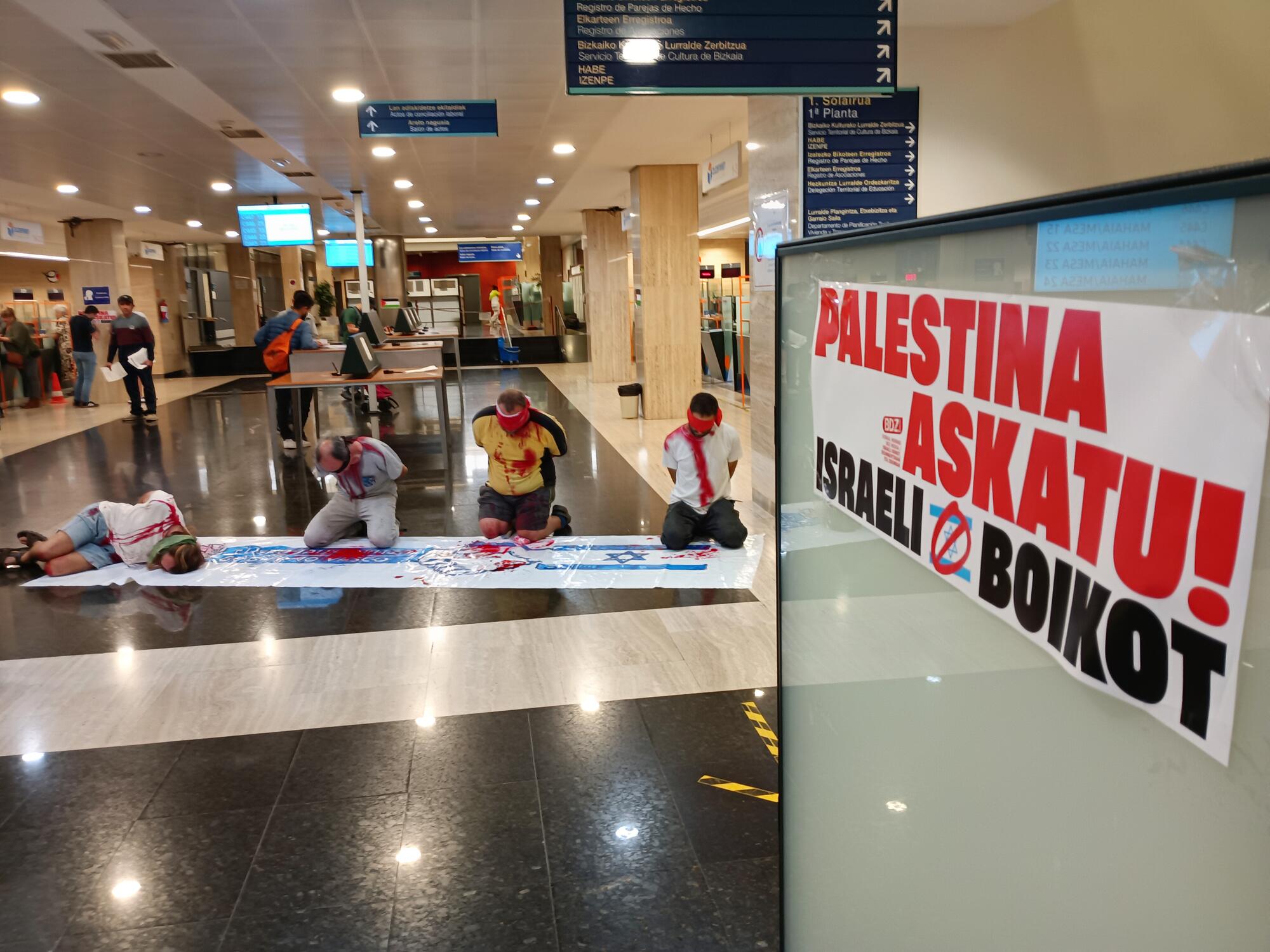 Protesta en la sede del Gobierno Vasco en Bilbao de KHALAS! Palestina-Uribe Kosta | Fuente: Khalas!