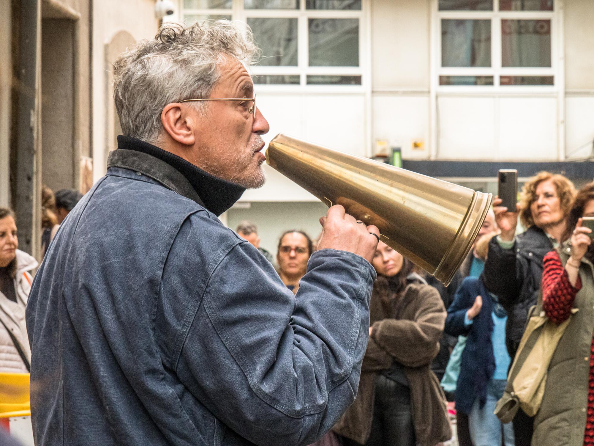 Manuel Rivas defendendo a conservación da obra de Urbano Lugrís na rúa dos Olmos da Coruña en xaneiro de 2023. Foto: Aurora Díaz.