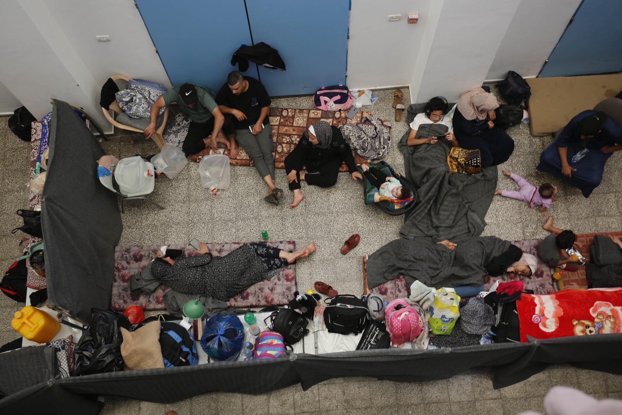 Palestinos buscan refugio en el centro de la UNRWA en Khan Younis, en Gaza. Foto: UNRWA 