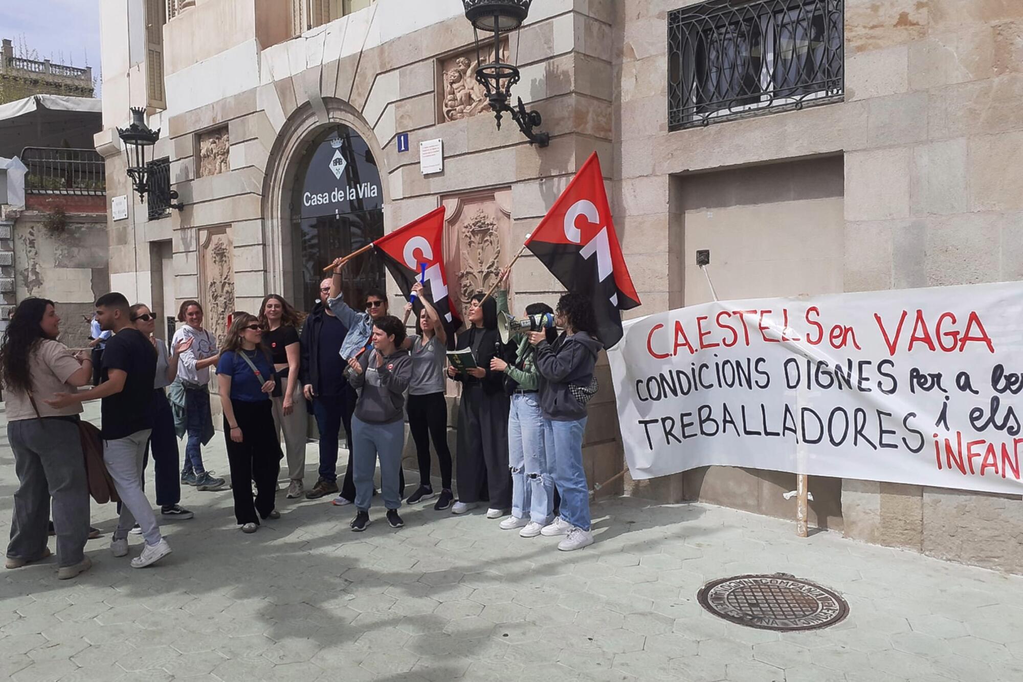 Concentración de trabajadores en huelga en el centro de acogida Estels