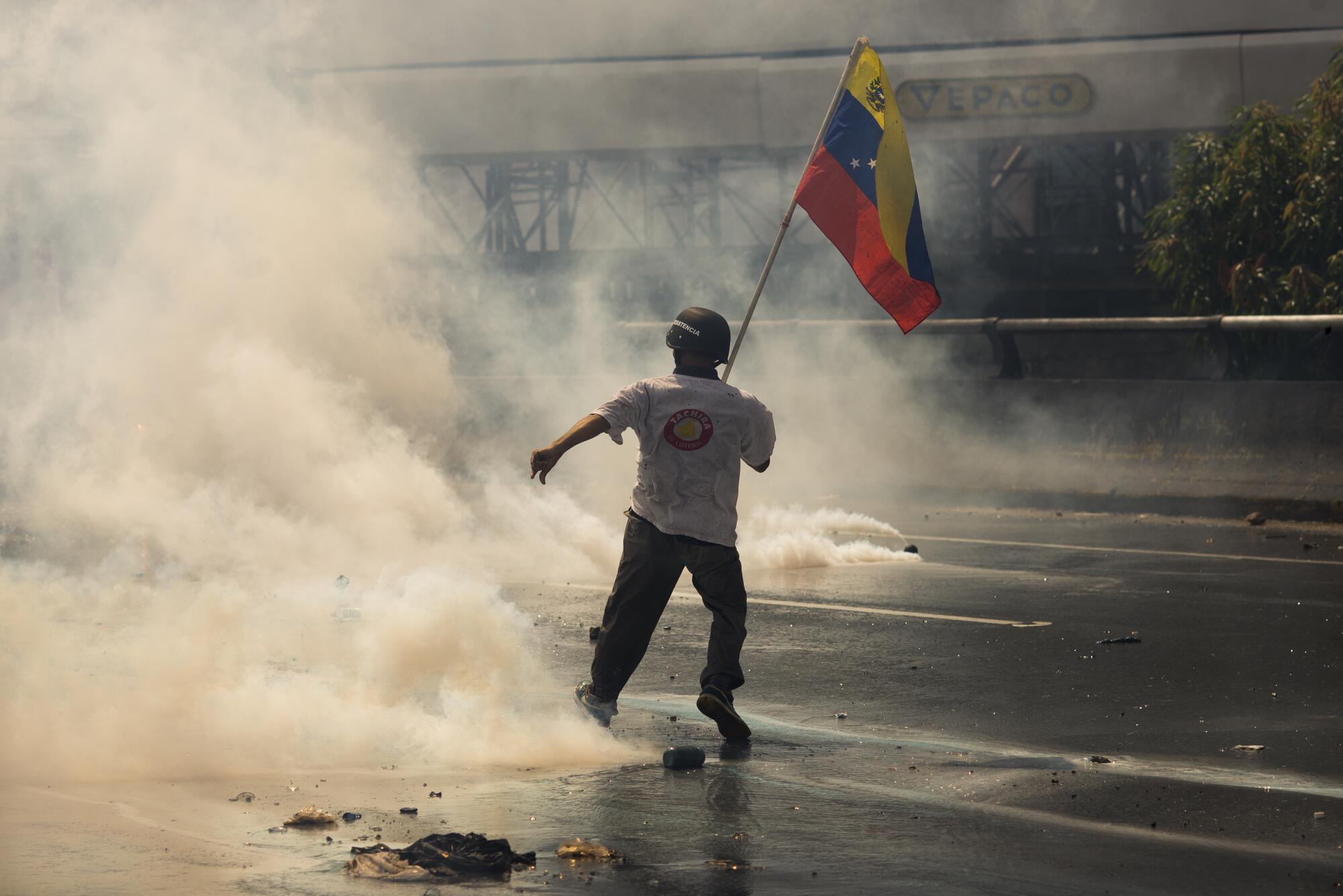 Manifestante bandera Venezuela