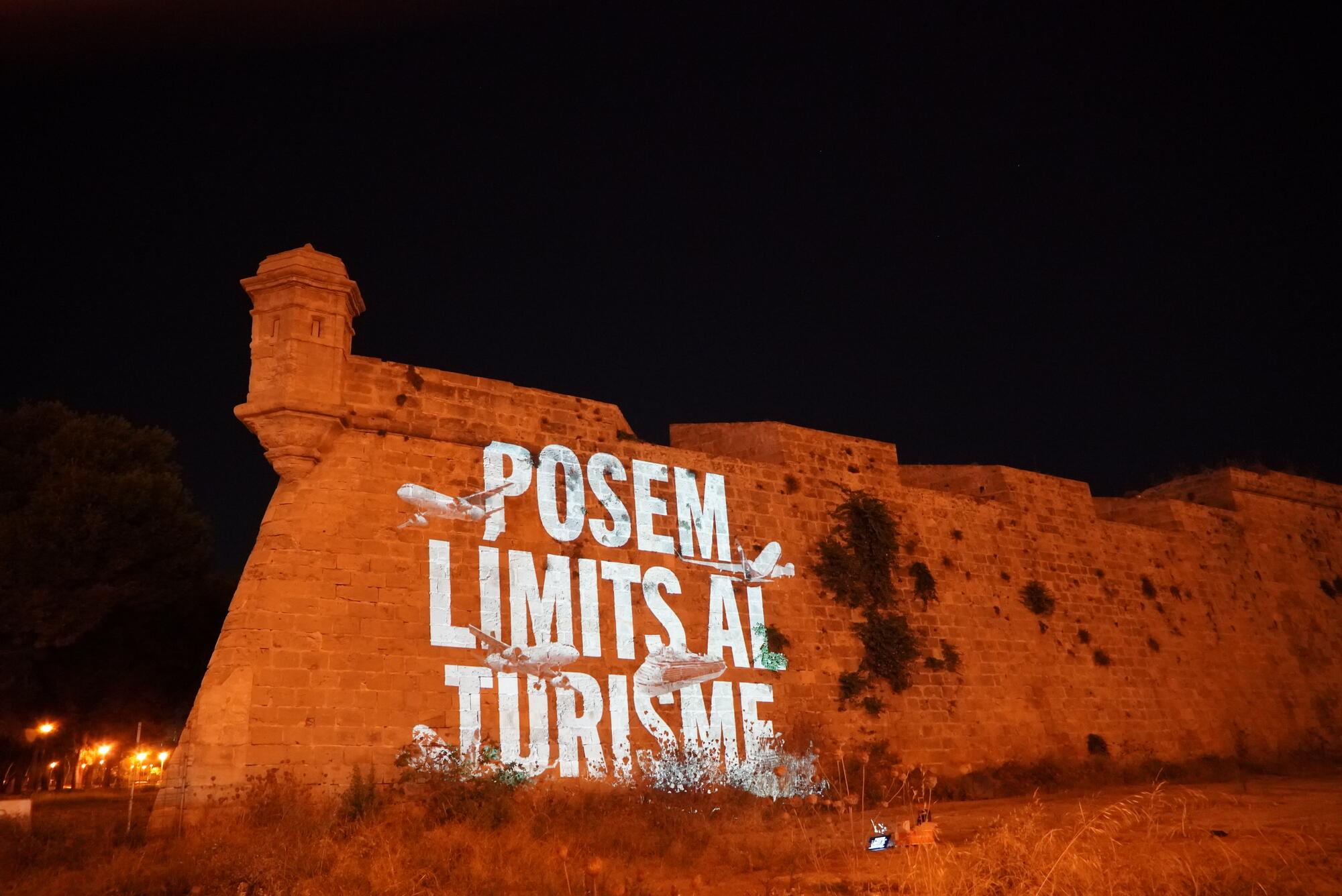 Proyección luminosa en Palma "Posem límits al turisme"