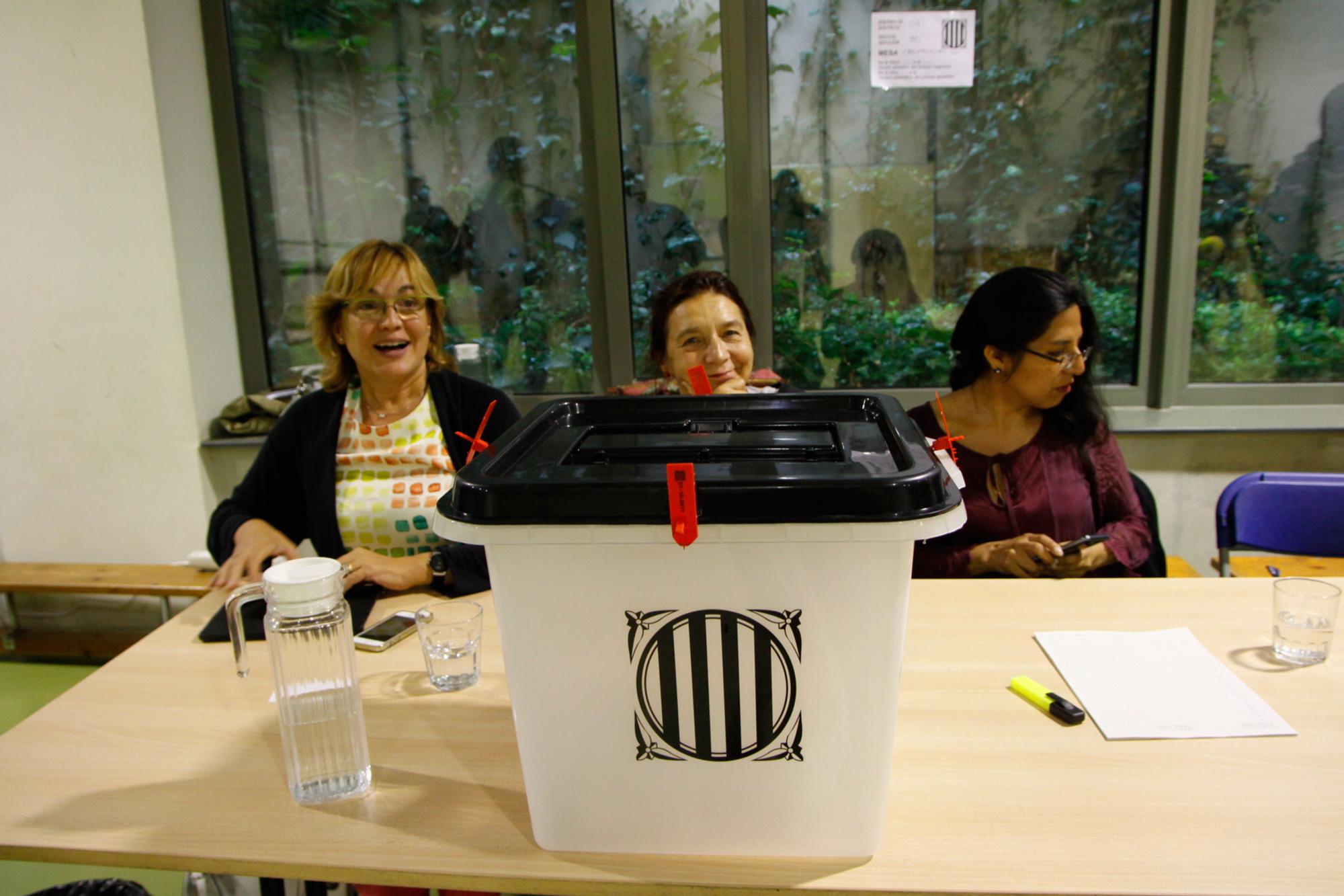 Urna para el referéndum en un colegio electoral en Barcelona