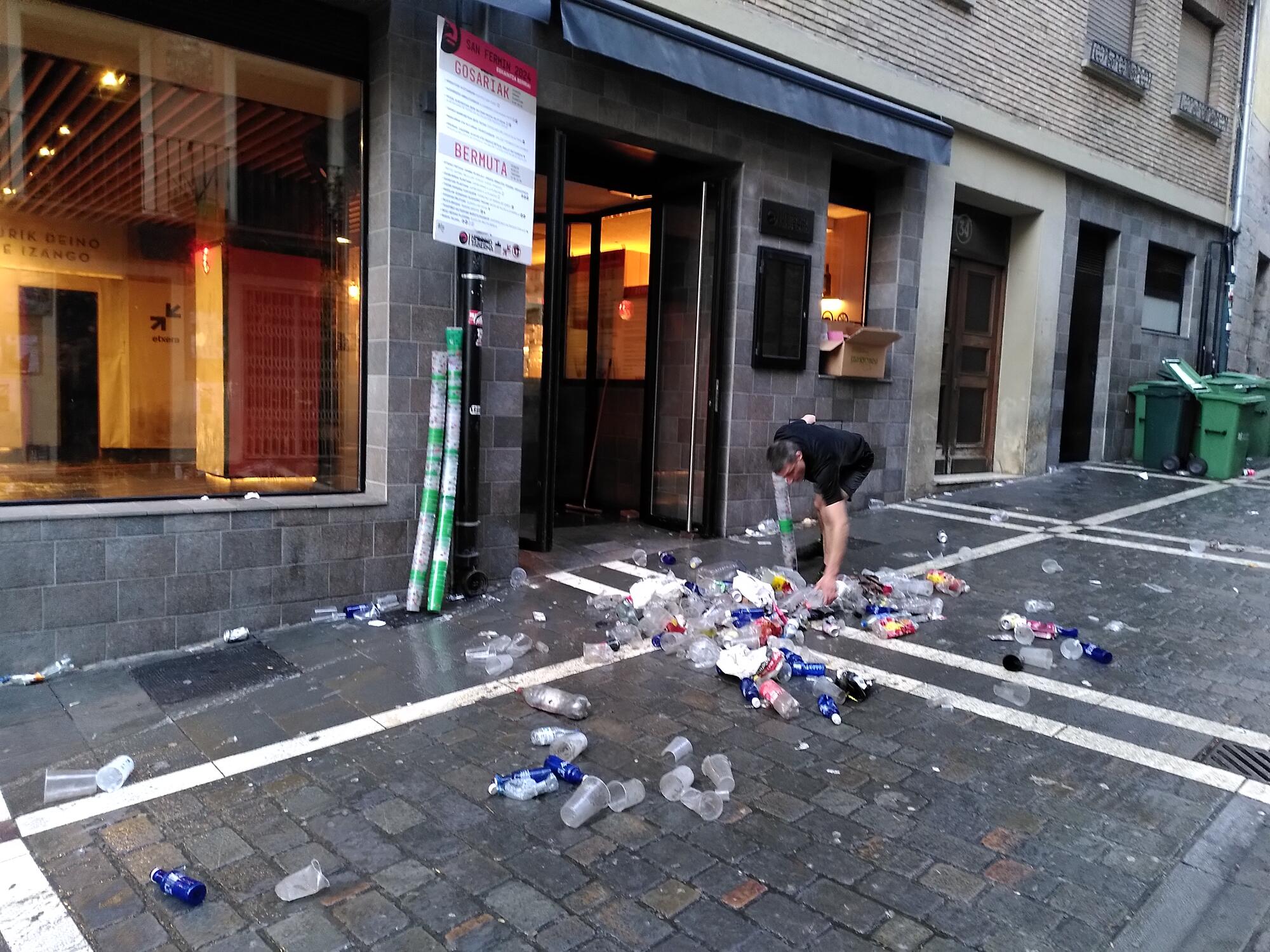 Calle con vasos de plástico tras las fiestas