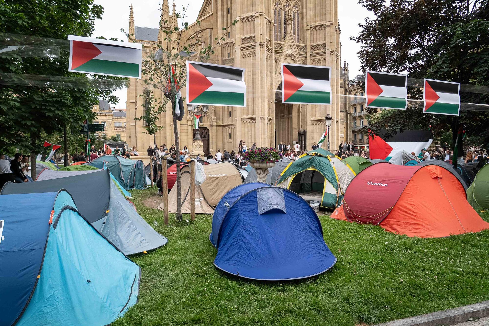 Acampada de apoyo a Palestina en el Buen Pastor de Donostia