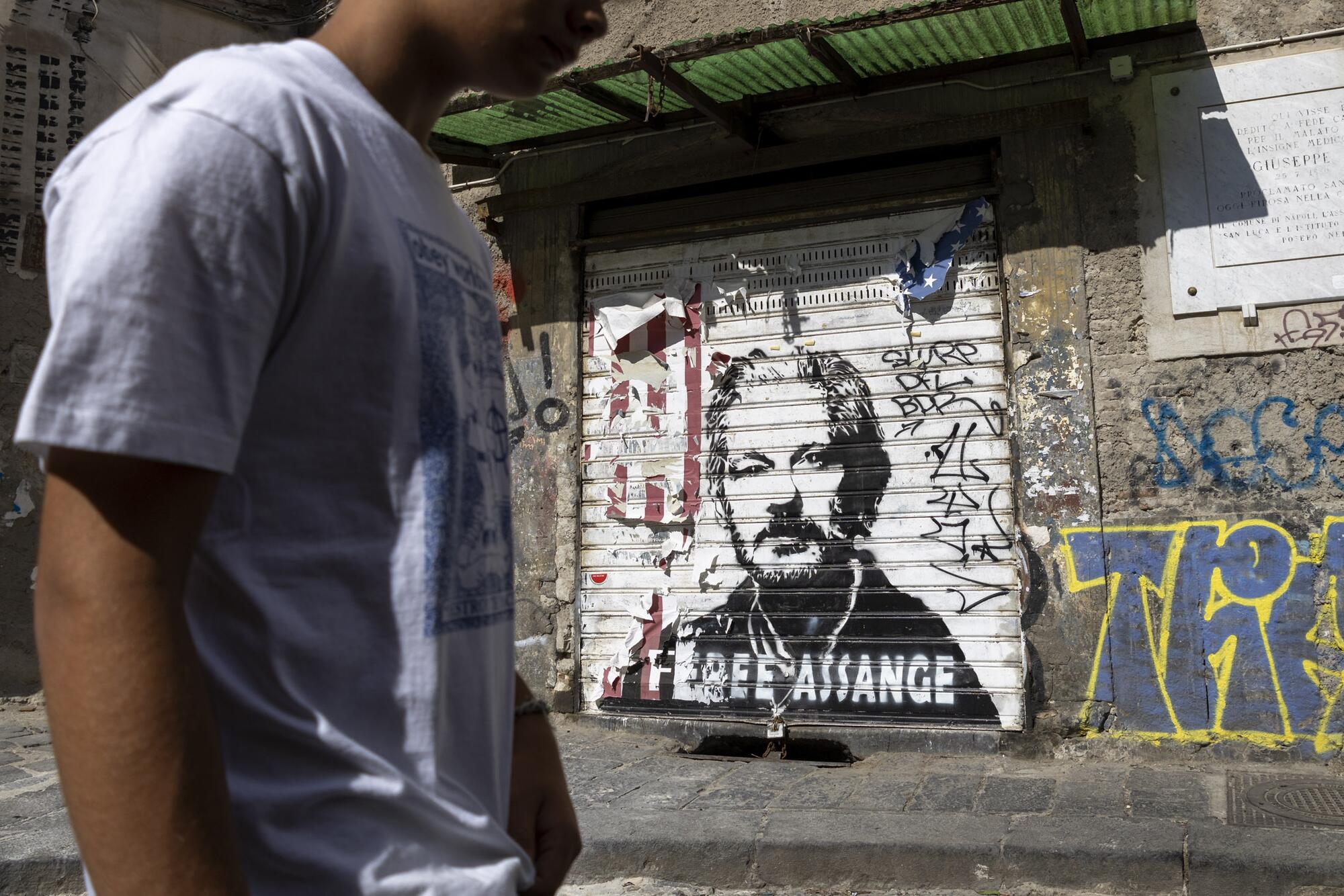 Grafitti Free Assange Nápoles